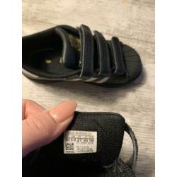 Zwarte Adidas Superstar maar 27