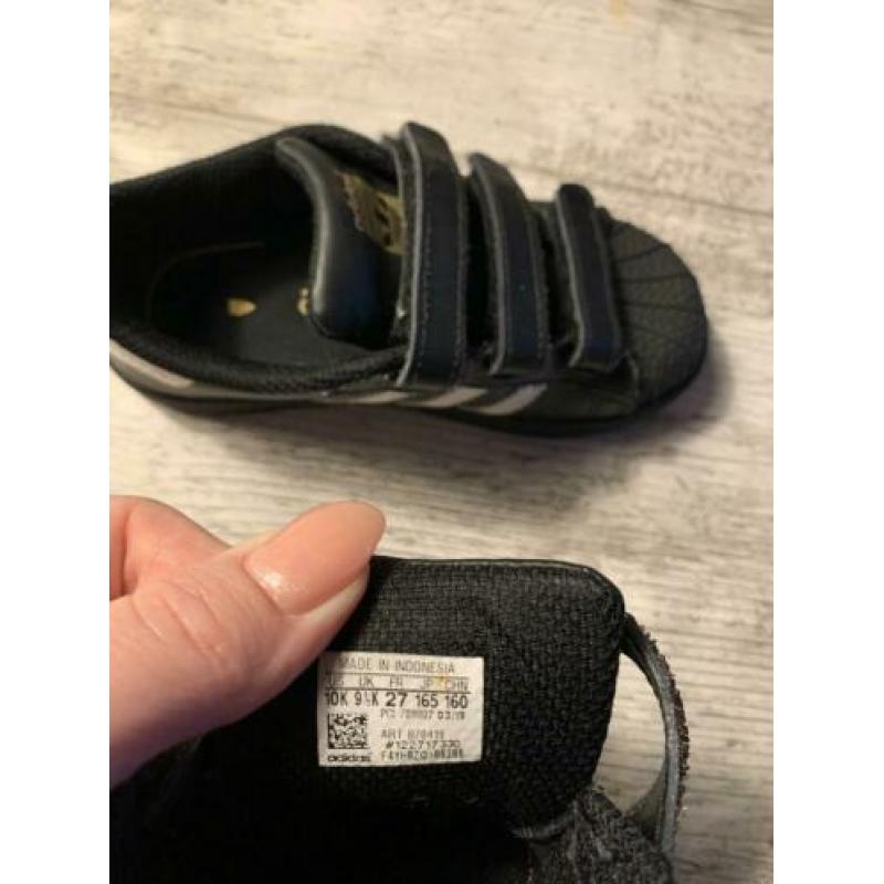 Zwarte Adidas Superstar maar 27