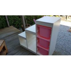 Ikea trofast kast wit met 3 roze bakken met deksels