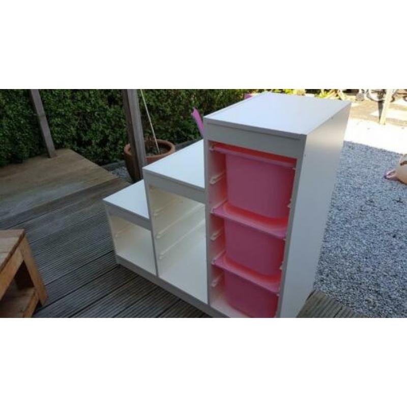 Ikea trofast kast wit met 3 roze bakken met deksels