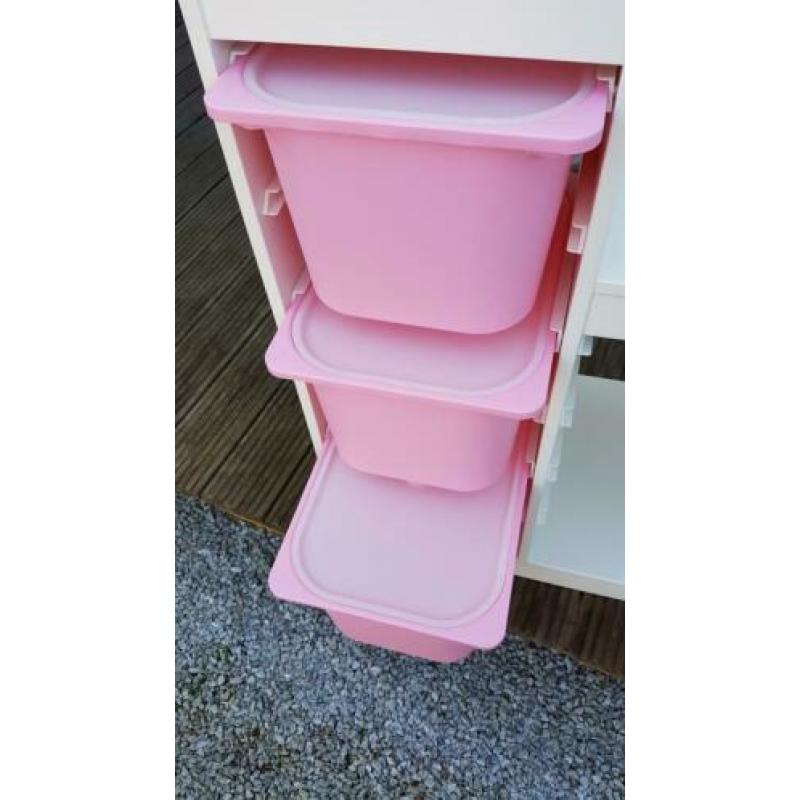 Ikea trofast kast wit met 3 roze bakken met deksels