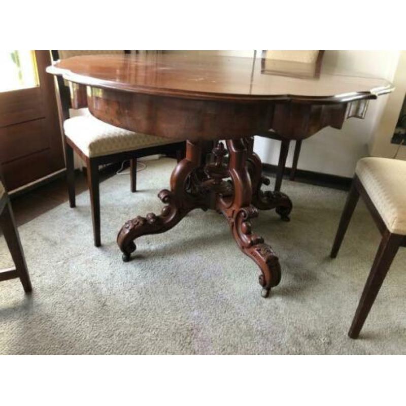Klassieke Tafel en stoelen