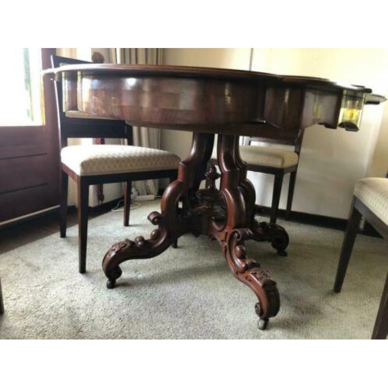 Klassieke Tafel en stoelen