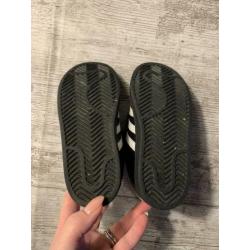Zwarte Adidas Superstar maar 27