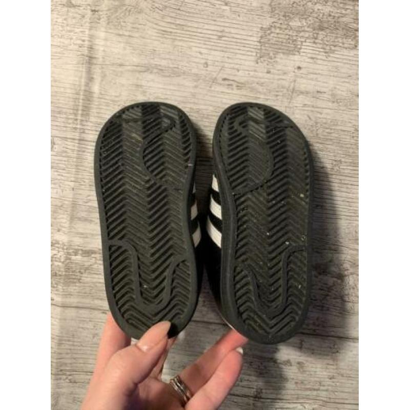 Zwarte Adidas Superstar maar 27