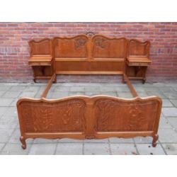 JB3850) Brocant Barok bed & nachtkastjes met Queen Ann poot