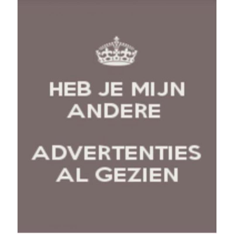 Mooi gipsenbeeld van ploegend paard en boer.