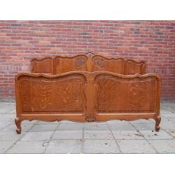 JB3850) Brocant Barok bed & nachtkastjes met Queen Ann poot