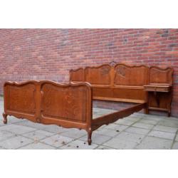 JB3850) Brocant Barok bed & nachtkastjes met Queen Ann poot