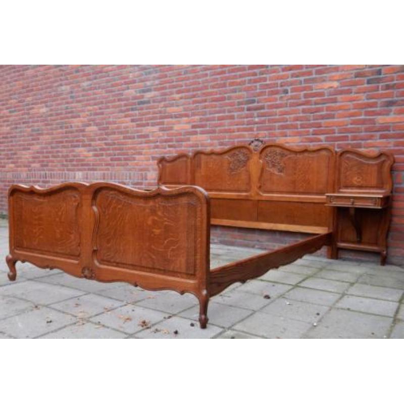 JB3850) Brocant Barok bed & nachtkastjes met Queen Ann poot