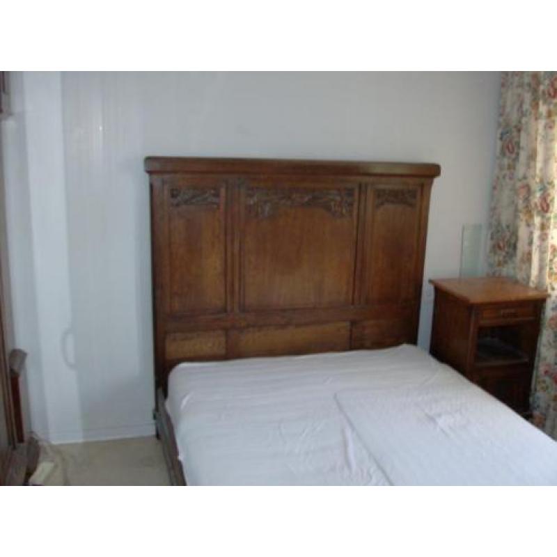 antieke slaapkamer -bed-kast-nachtkastje-commode