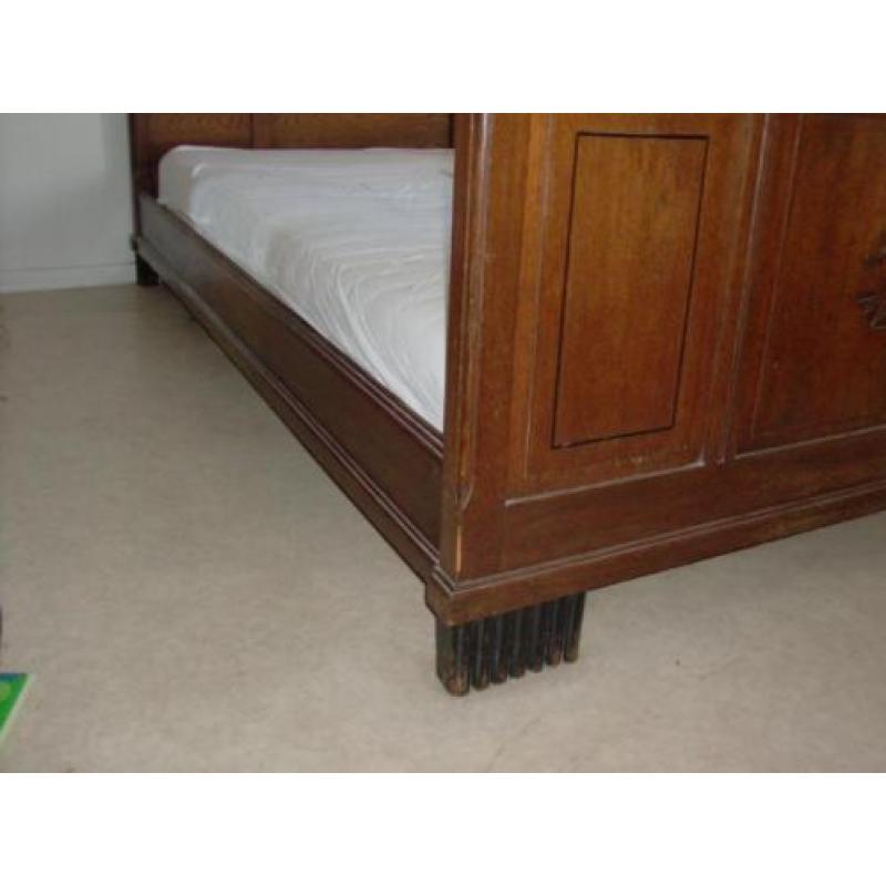 antieke slaapkamer -bed-kast-nachtkastje-commode