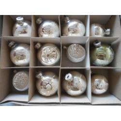 Doos met 12 oude kerstballen