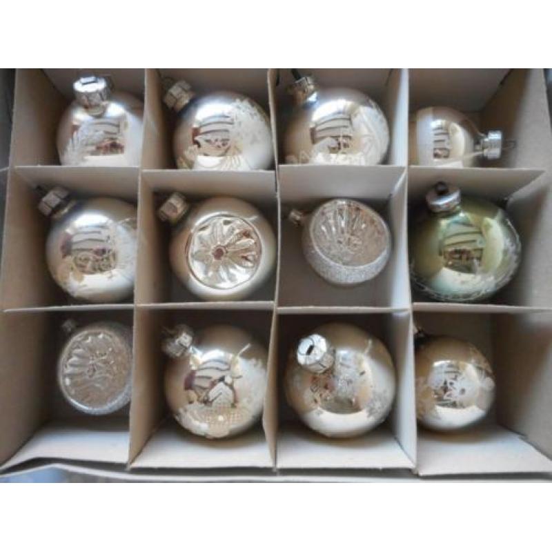 Doos met 12 oude kerstballen