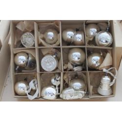 Antieke vintage retro glazen Kerstballen dennenappels