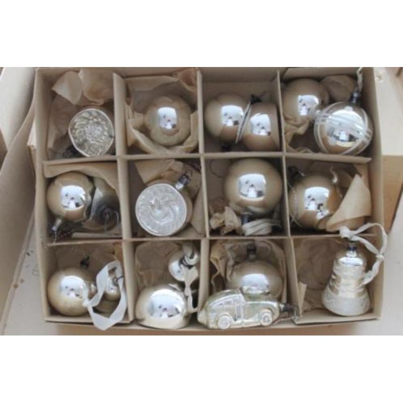 Antieke vintage retro glazen Kerstballen dennenappels