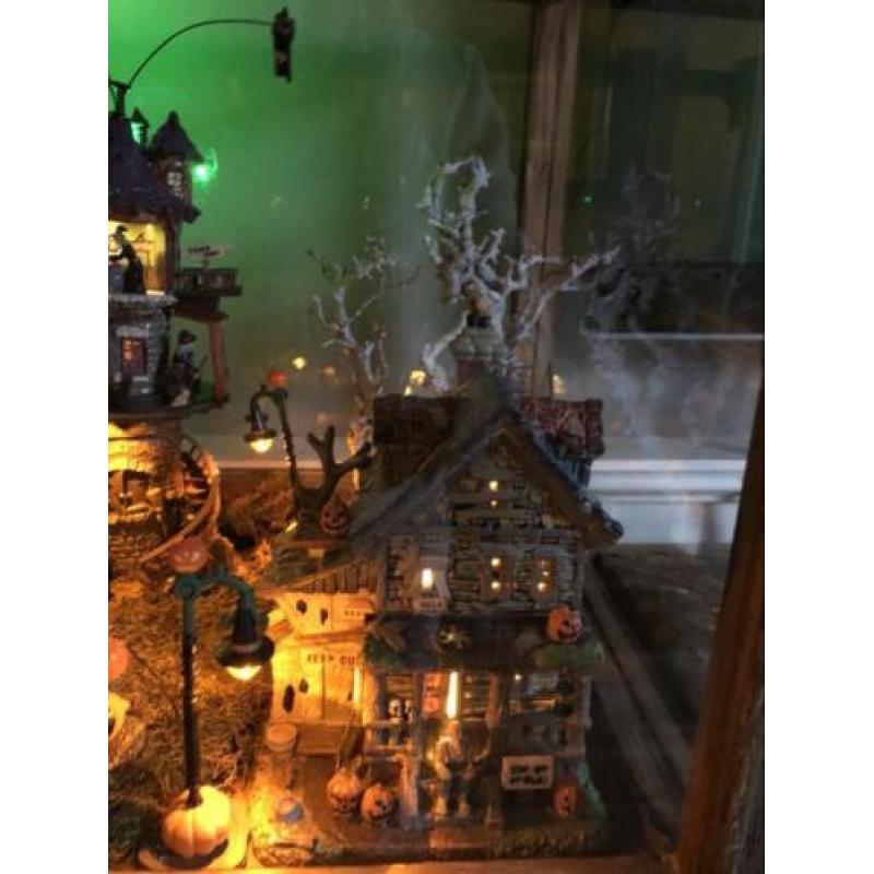 Lemax spooky town lantaarn met limited witches tower