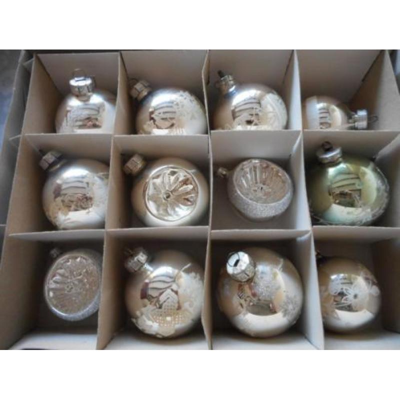 Doos met 12 oude kerstballen
