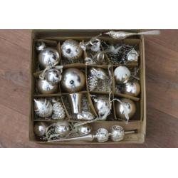 Antieke vintage retro glazen Kerstballen dennenappels