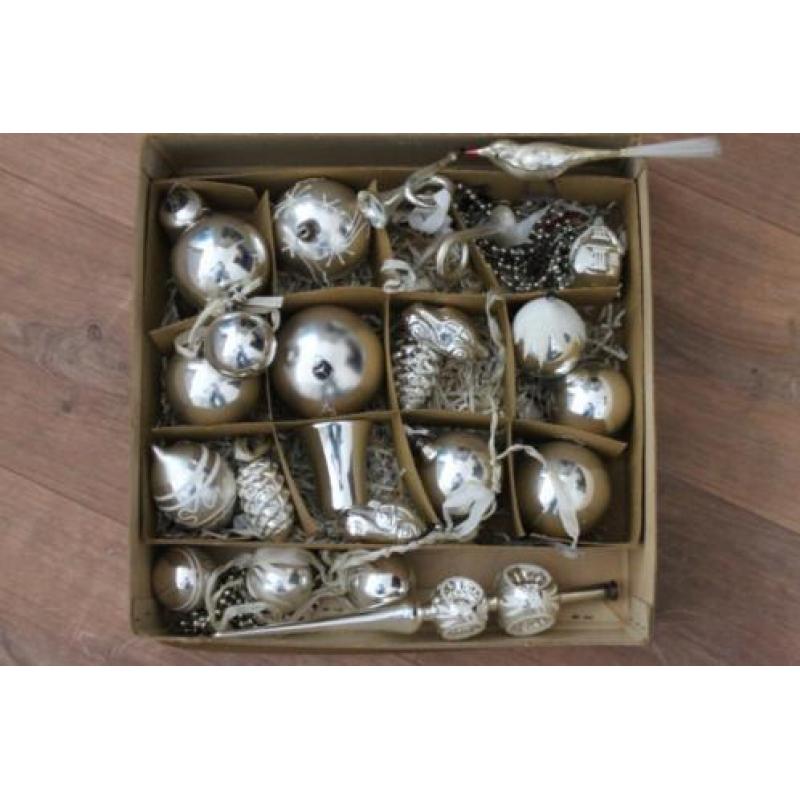 Antieke vintage retro glazen Kerstballen dennenappels