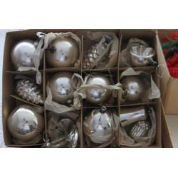 Antieke vintage retro glazen Kerstballen dennenappels
