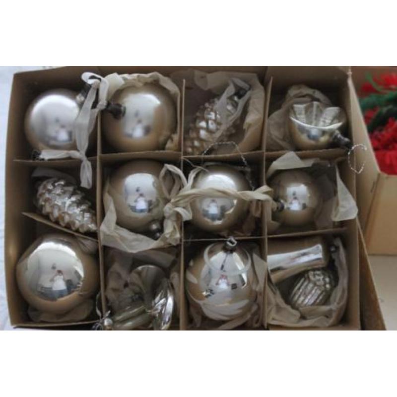 Antieke vintage retro glazen Kerstballen dennenappels