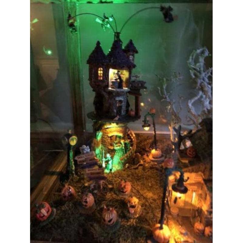 Lemax spooky town lantaarn met limited witches tower