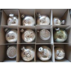Doos met 12 oude kerstballen