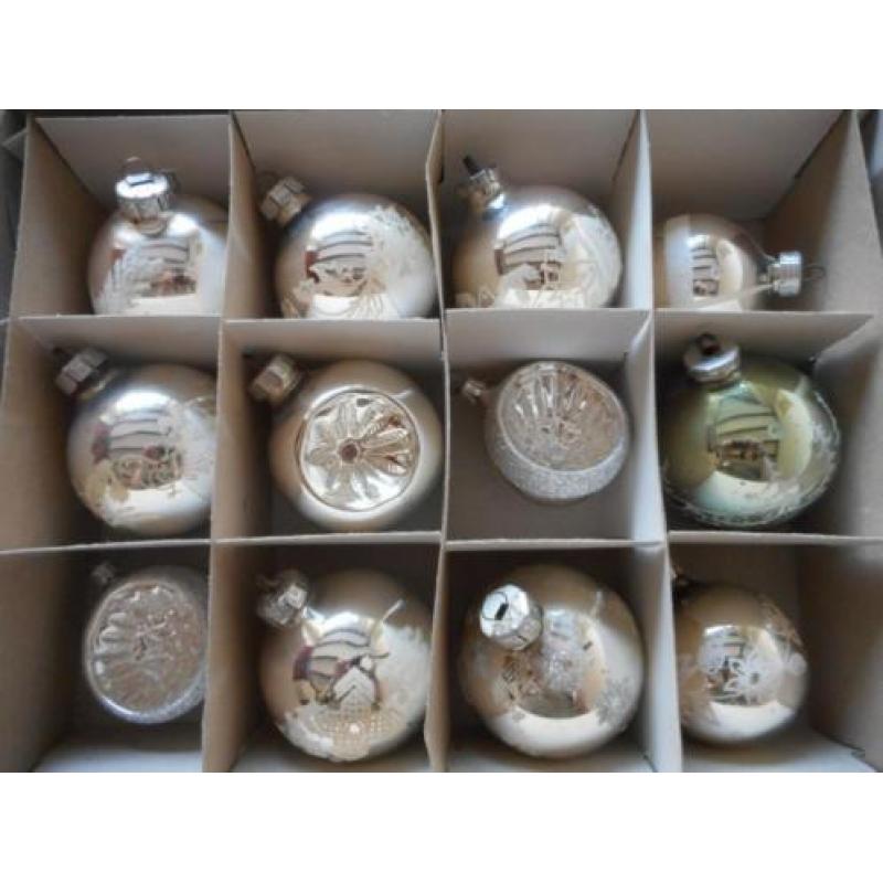Doos met 12 oude kerstballen