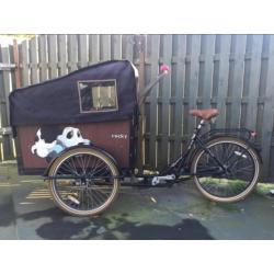 Bakfiets incl regenkap, 4 kinderen vervoere.