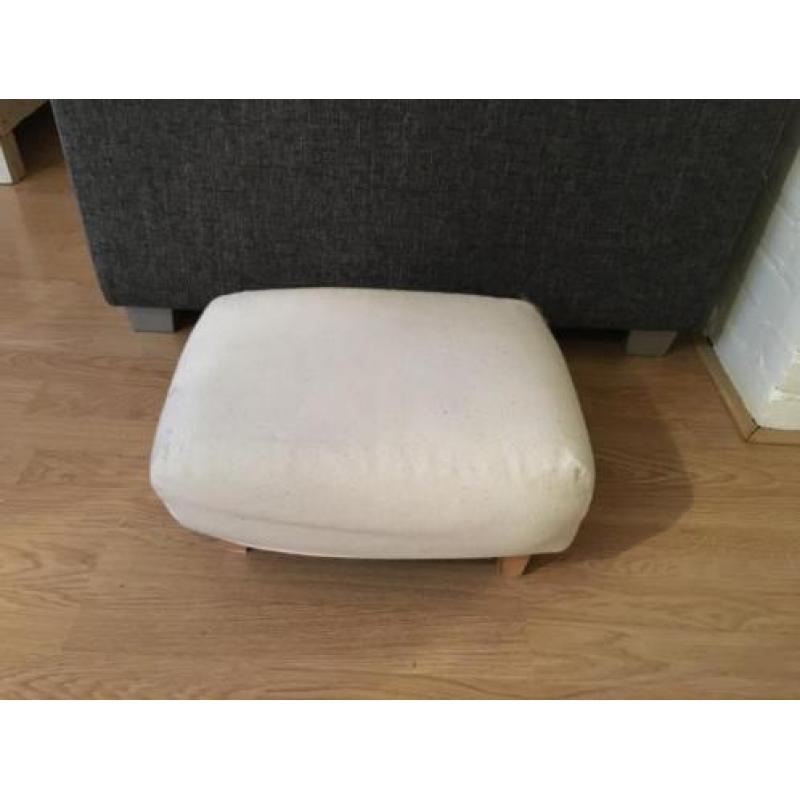 Beige laag voetenbankje