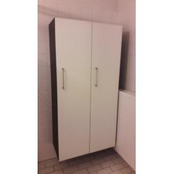 2 Ikea badkamer kasten, donkerbruin met witte deur