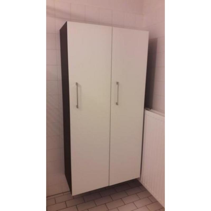 2 Ikea badkamer kasten, donkerbruin met witte deur