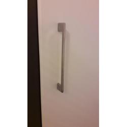 2 Ikea badkamer kasten, donkerbruin met witte deur