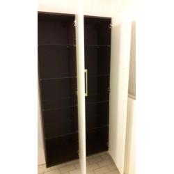 2 Ikea badkamer kasten, donkerbruin met witte deur