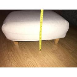 Beige laag voetenbankje