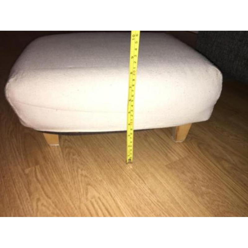 Beige laag voetenbankje