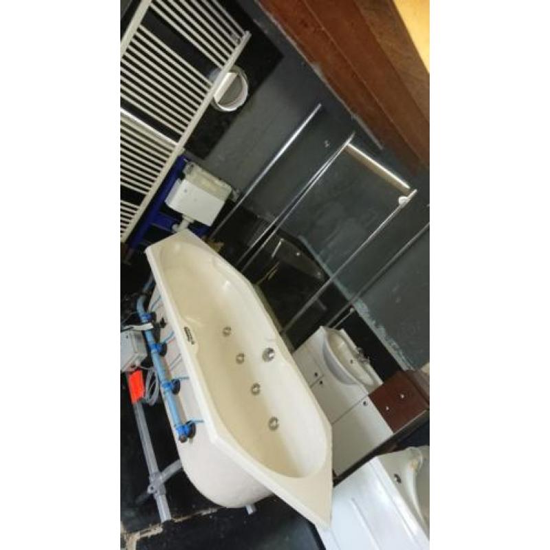 Complete villeroy en boch badkamer jacuzzi bubbelbad whirlpo