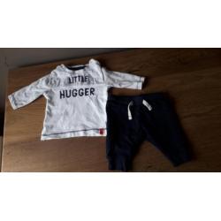 Setje blauwe broek en shirt met little hugger maat 50