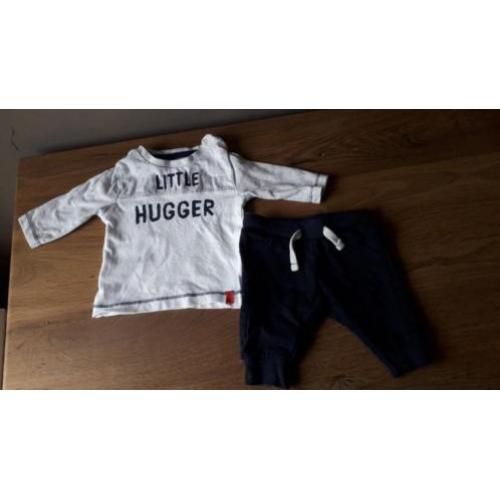 Setje blauwe broek en shirt met little hugger maat 50