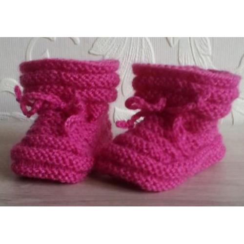 Baby Booties in kleur fuchsia, 0-3 m., handgebreide slofjes