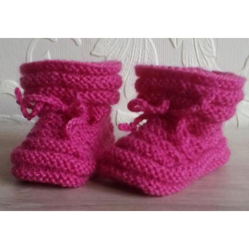 Baby Booties in kleur fuchsia, 0-3 m., handgebreide slofjes