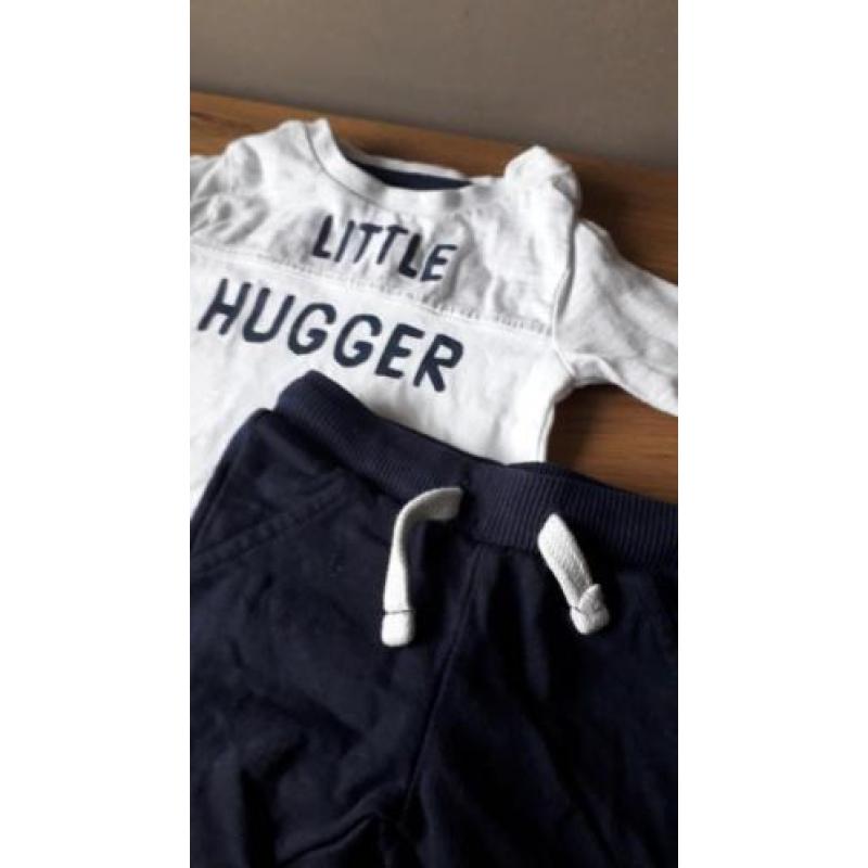 Setje blauwe broek en shirt met little hugger maat 50