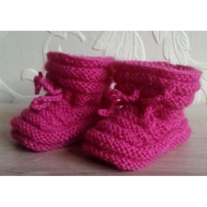 Baby Booties in kleur fuchsia, 0-3 m., handgebreide slofjes