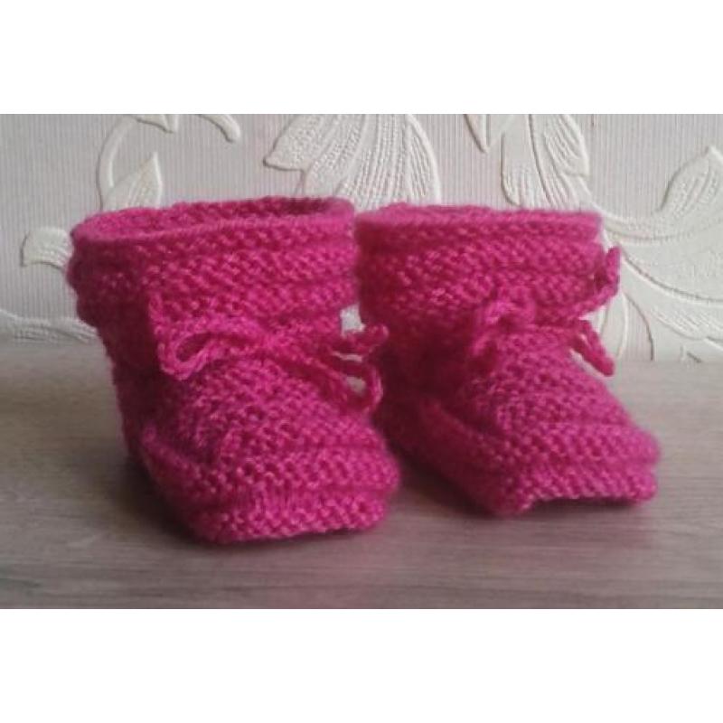 Baby Booties in kleur fuchsia, 0-3 m., handgebreide slofjes