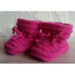 Baby Booties in kleur fuchsia, 0-3 m., handgebreide slofjes