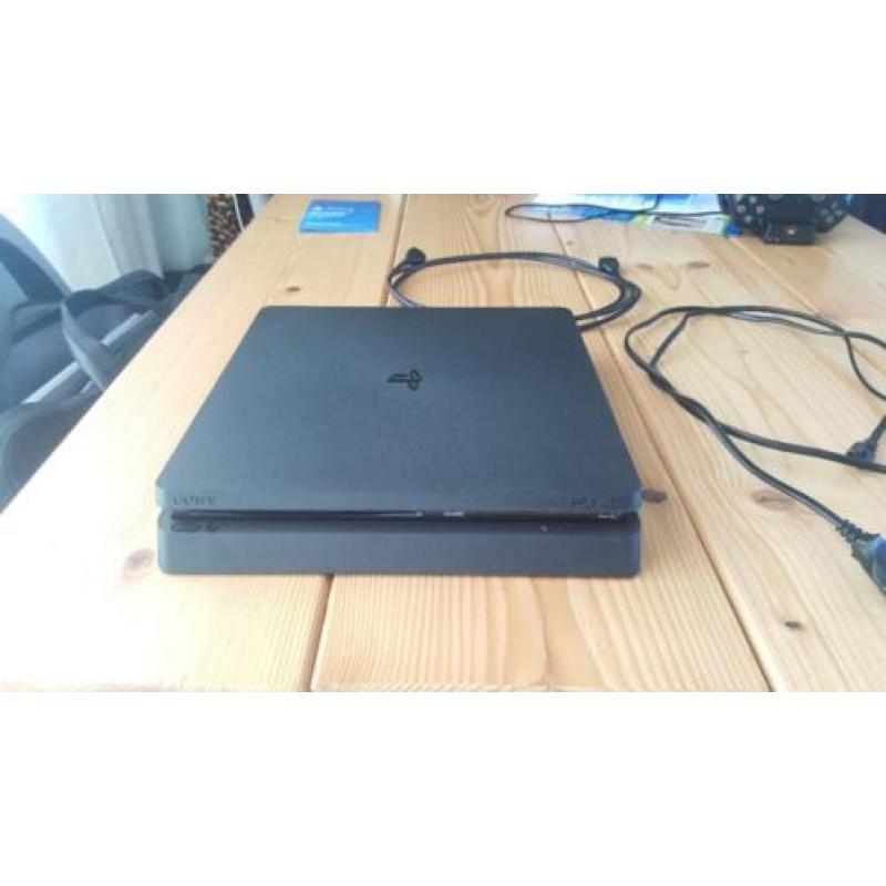 PlayStation 4 (PS4) 1TB + 2 controllers + 4 spellen