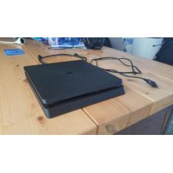 PlayStation 4 (PS4) 1TB + 2 controllers + 4 spellen
