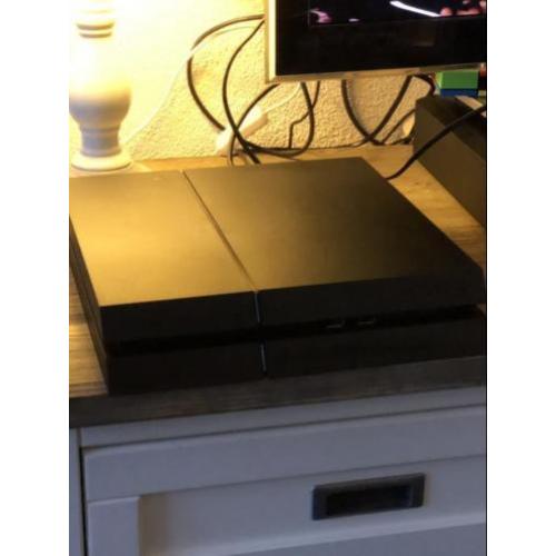 Ps 4 console met wireless controler en 1 spel