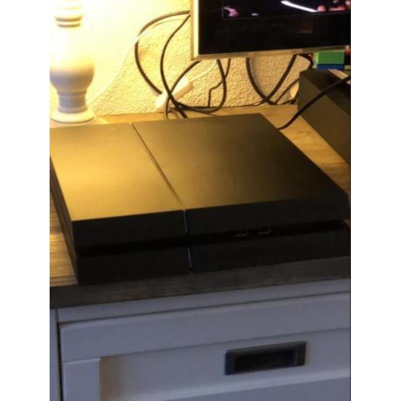 Ps 4 console met wireless controler en 1 spel